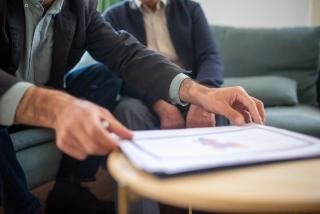 Documents d'un contrat d'assurance vie posés sur un bureau